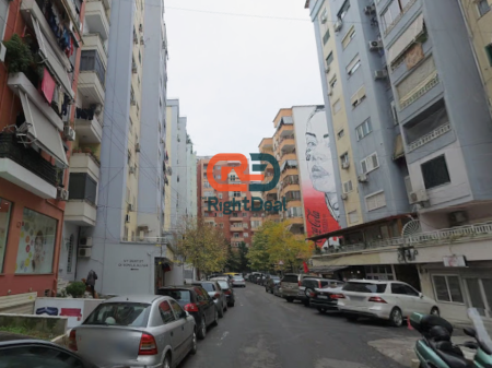 Alla Comune di Parigi, Negozio Ideale in Vendita per Investimento!!