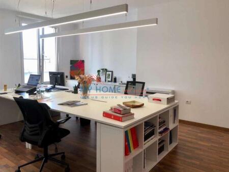 Zyre me qera tek RTSH Tirane