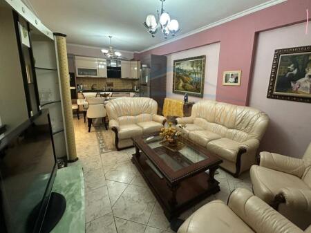 VENDESI APPARTAMENTO 2+1 VIA CONGRESSO DI MANASTIR