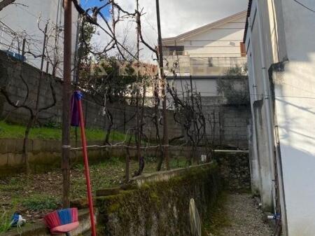 SHITET VILË 2 KATESHE + TRUALL PRANE SHINAVE TE TRENIT ME HIPOTEK.