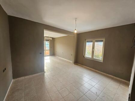 Ufficio in affitto in Via Kavaja (ID BZ2765) Tirana