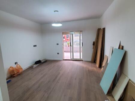 Shitet apartament 1+1 tek Komuna e Parisit