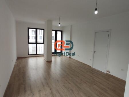 Tek Farmacia 10, Ne Kompleksin Arlis, Jepet Me Qira Ambient Per Zyra Me Hapesira Te Bollshme !!