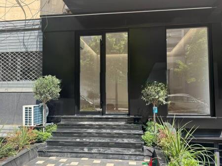 PRANE SQUARE 21, JAPIM AMBIENT KOMERCIAL ME QIRA 800 € /Muaj