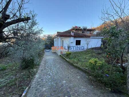 Shitet Shtëpi Private – Petrelë, Tiranë 📍 Lokacion: Petrelë, Tiranë – zonë turistike, atraksion natyror dhe shumë e qetë