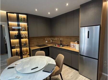 ULET CMIMI🏢 Jepet me qira apartament 1+1 + post parkimi 📍 Vendndodhja: Univers City