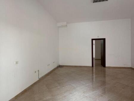 Locale commerciale (negozio) in affitto nella zona di Fresku 480 € /Mese