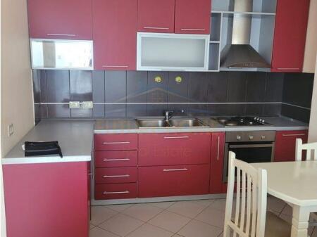 Shitet apartament 1+1 Komuna e Parisit