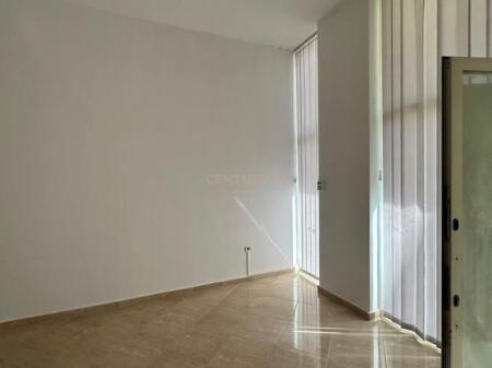 Offriamo ambiente commerciale super spazioso a Fresk