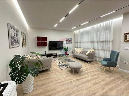 Super Apartament me qira: 2+1 & Ballkon  Ne Qendër të Tiranës 1300€/Muaj