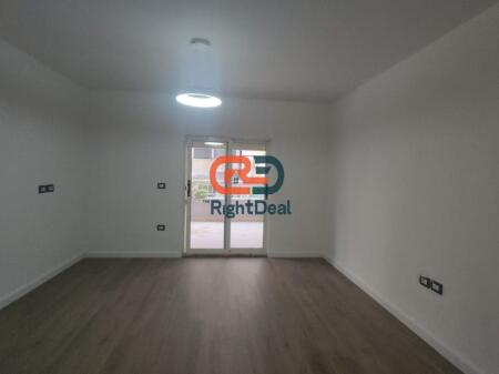 Tek Komuna E Parisit , Shitet Apartament 1+1+Verande Totalisht I Investuar!!!