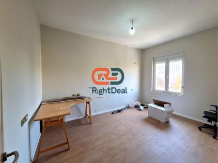 Tek Komuna E Parisit, Jepet Me Qira Ambient Biznesi, Me Lokacion Ideal!!!