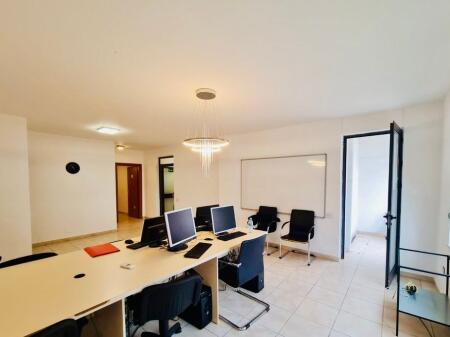 APPARTAMENTO 4+1+2 VUOTO-PER UFFICI!