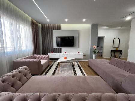 Shitet apartament 3+1+2 me 2 ballkone – Markata Durres