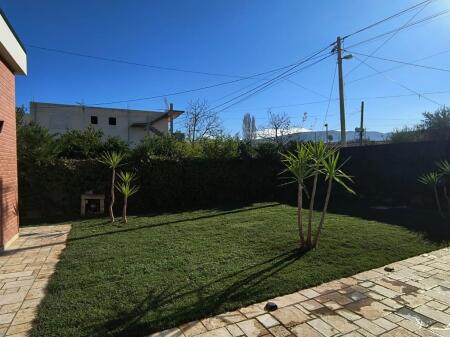 Vilë luksoze dhe shumë e bollshme në një zonë të qetë