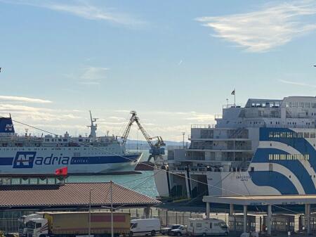 SHITET APARTAMENTNT 2+1 PRANE PORTIT DURRES 110.000 EURO​