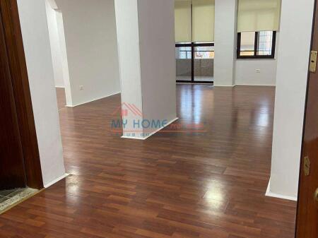 Ufficio in affitto a Bllok a Tirana