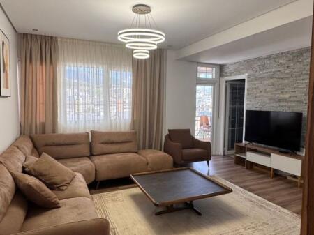 🏢Ne zonen e Freskut,prane Supermarket Aldi jepet me qera apartament,3+1+2,i mobiluar  65,000Leke