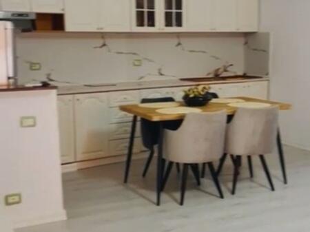 🏢Pak minuta larg Sheshit Skenderbej,Rruga Bardhok Biba jepet me qera apartament,1+1,i mobiluar. 60,000Leke