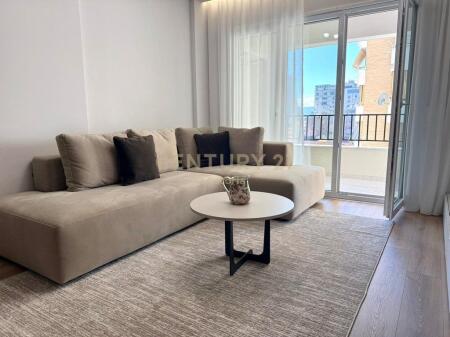 JEPET ME QIRA PARTAMENT 1+1, PAZARI I RI 750 € /Muaj Sip. Totale  75m2