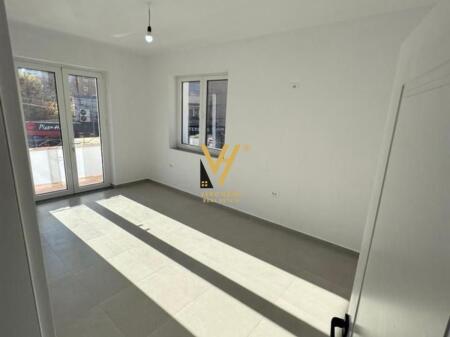 JEPET ZYRE 70 M2 ME QERA TE MINE PEZA 1.000 EURO