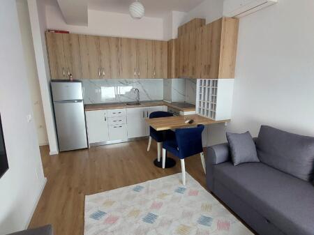 🏡 Jepet me qira apartament 1+1 📍 Ali Demi, Kompleksi Kaimi💶 Çmimi: 40,000 lekë / muaj