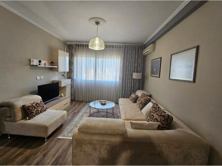 1+1 me qira te Rr Kavajes