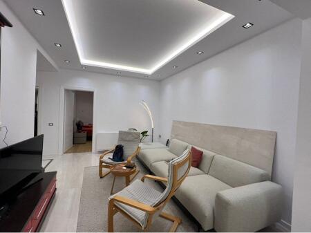 Jepet me qira 2+1 tek Tregu Çam,Postes Qendrore.