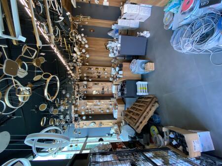 All'Incrocio del Mercato Elettrico Viene Affittato Locale Commerciale