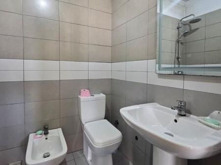 Shitet apartament 2+1 tek Casa Italia.