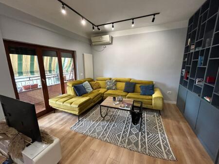 Jepet me qera apartament 1+1 në Fresk 📍 Zonë e qetë dhe e aksesueshme 🛋️ Totalisht i mobiluar 🏢 I përshtatshëm për çift ose individ  💶 Çmimi: 450 € / muaj  📞 Për më shumë informacion ose për një vizitë, kontaktoni në privat.