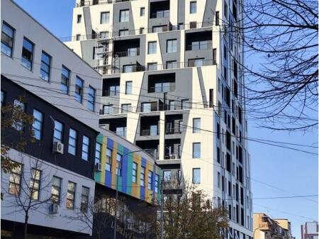 ZYRE ME QIRANE RRUGEN E BARRIKADAVE 1,200 € /Muaj