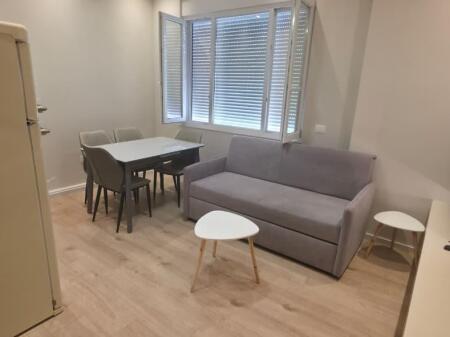 🏡 Appartamento 1+1 in affitto 📍 Centro, Tirana – vicino al palazzo di 9 piani 🏢 2° piano, con ascensore  💶 Prezzo: 650 € / mese