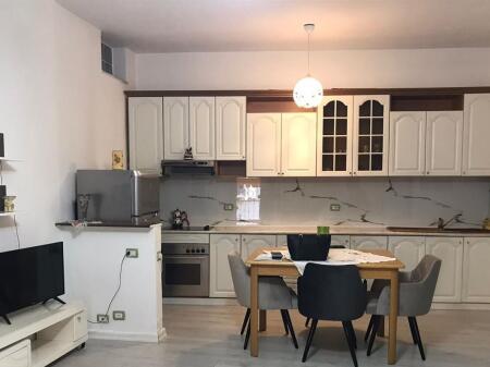 🏢Pak minuta larg Sheshit Skenderbej,Rruga Bardhok Biba jepet me qera apartament,1+1,i mobiluar. 60,000Leke