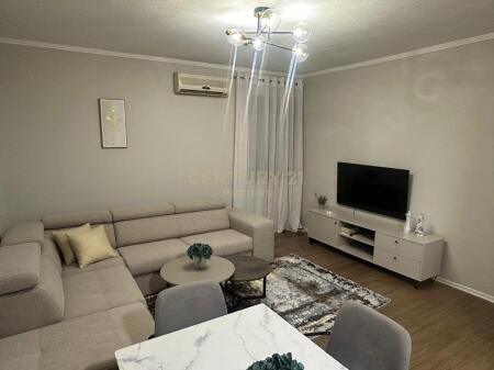 JEPET ME QIRA APARTAMENT 1+1 – DY MINUTA NGA SHESH SKENDERBE 800 € /Muaj