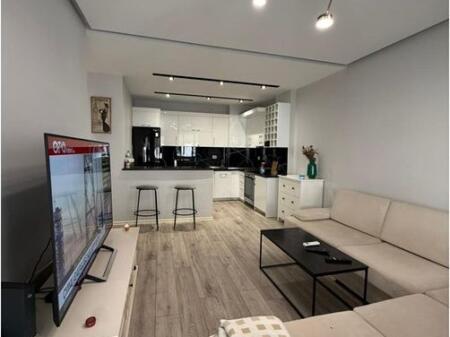 Apartamenti ndodhet tek Liqeni i Thate pran Hotel Radisson