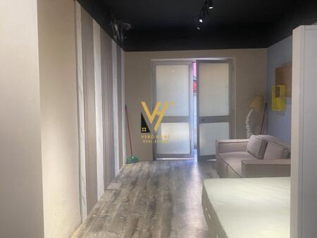 SI AFFITTA AMBIENTE 35 M2 A VASIL SHANTO 250 EURO