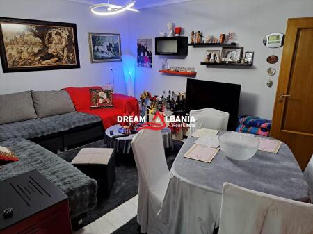 Shiten 2 Apartamente (2+1 dhe 1+1) tek Komuna e Parisit, prane Zgara Dragon ne Tirane (ID 4129553)