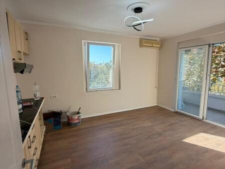 Apartament 1+1, Përballë Harry Fultz!