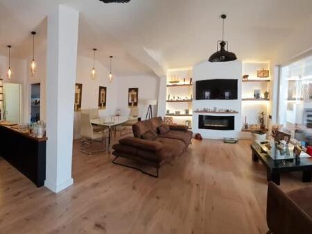 Shitet Penthouse – Mali i Robit