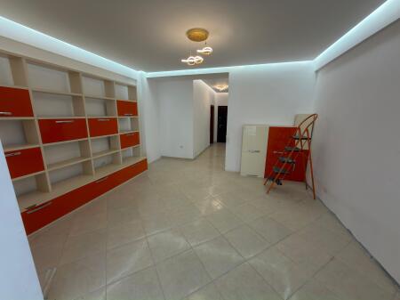 Shitet Apartament 2+1+2 Rruga kastirotet