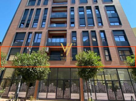 JEPET ZYRE 200 M2 ME QIRA TE RRUGA E BARRIKADAVE 2.700 EURO