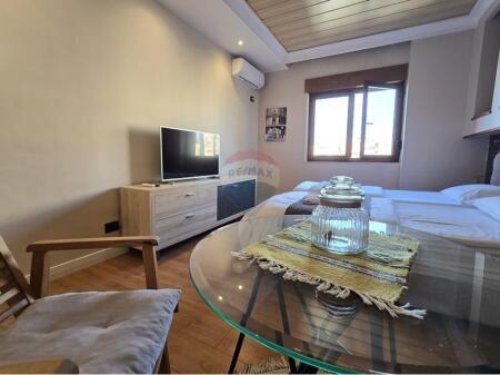 Apartament 1+1 dhe Gazoniere per shitje, Qender, 9-katshet!