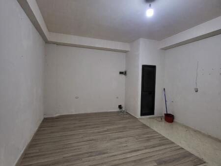 Locale Commerciale in Affitto – Vicino a Square 21