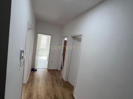Ofrojme apartament per qira ne Paskuqan