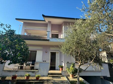 Jepet me qera Vile private te Casa Italia