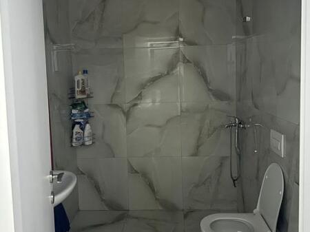 Jepet Apartament me qira 1+1 ne Yzberisht te Grand Galery