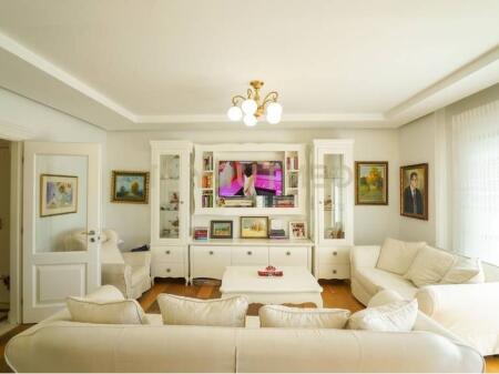 SHITET APARTAMENT SUPER PREMIUM – LIQENI ARTIFICIAL, NGJITUR ME KOPSHTIN ZOOLOGJIK