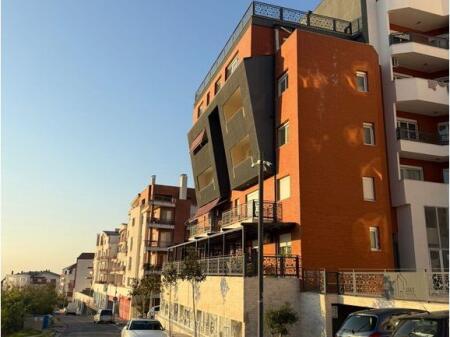 Appartamento 3+2+1 In Vendita a Fresku, Tirana