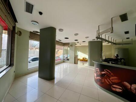 Locale Commerciale + Garage in Affitto “Piazza Skënderbej”, Tirana.